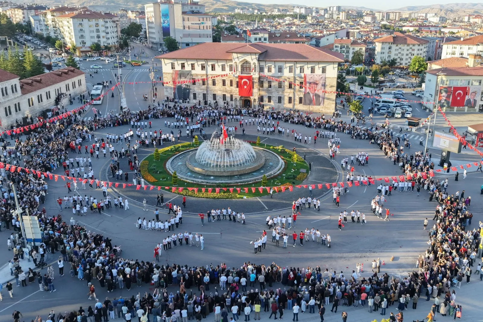 1058 kişilik Sivas karşılama ağır halayı